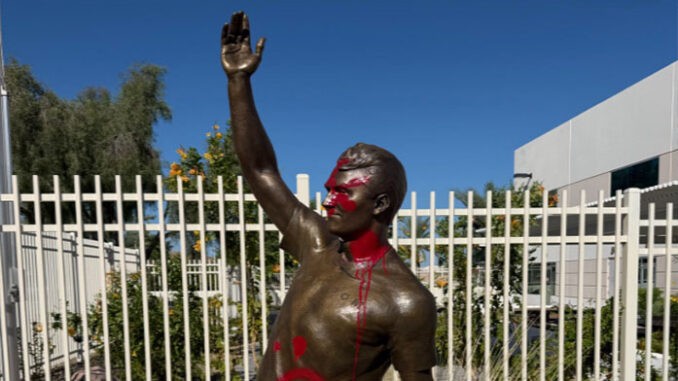statue